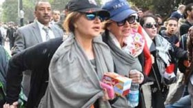 حتى نجوم الفن المبتذل تطعن في شرعية مرسي