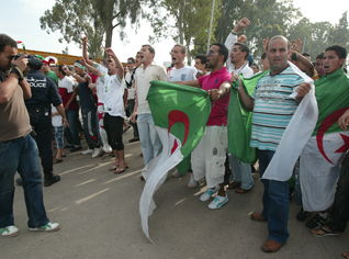 Large crowd at the airport to welcome the Algerian football players