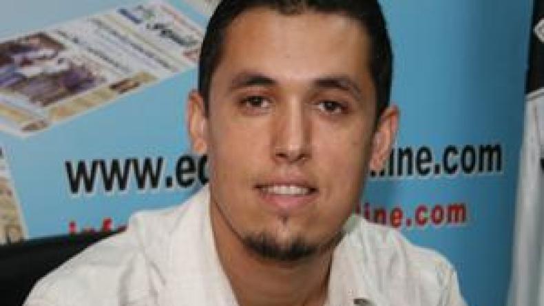 زهير فارس يدعو الجزائريين إلى التصويت لصالحه بقوة