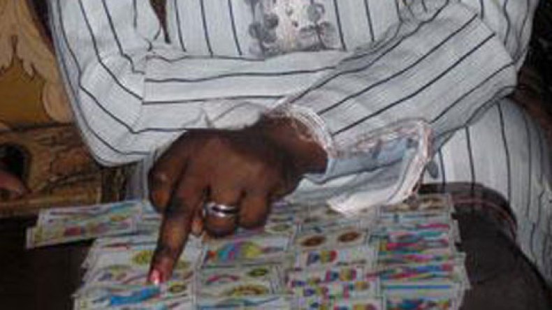 المشعوذون‭ ‬والساحرات‭ ‬في‭ ‬عطلة‭ ‬إجبارية