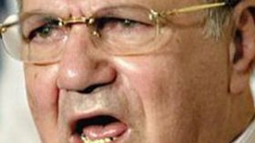 محمود عباس يعتزم عزل فاروق القدومي