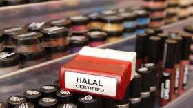 على المرأة أن تتحرى الحلال في مواد التجميل قبل استعمالها