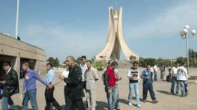 مغنو كباريهات رياض الفتح يحتجون على قرار الغلق ويتوعدون تومي