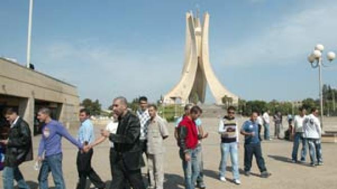 مغنو كباريهات رياض الفتح يحتجون على قرار الغلق ويتوعدون تومي