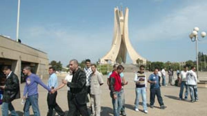 مغنو كباريهات رياض الفتح يحتجون على قرار الغلق ويتوعدون تومي