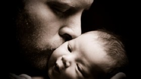 بريطاني يقتل ابنه بـ “قبلة مسمومة”