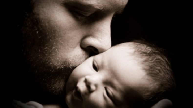 بريطاني يقتل ابنه بـ “قبلة مسمومة”