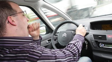 Mise en garde contre la conduite sous l’effet de la fatigue en été