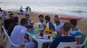 الإفطار على الشواطئ.. حين يجتمع الاستجمام بالتقاليد الرمضانية