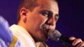 فوضيل يغني في العيون المحتلة ويرفض رفع العلم المغربي