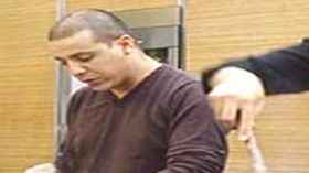 الشاب فضيل يبيع الساندويتشات بباريس