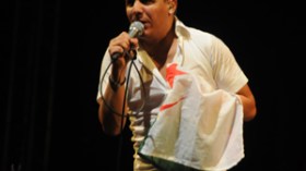 “أبحث عن سيناريست يجسد قصة حياتي على الشاشة”