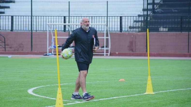 إقالة المدرب الفرنسي لـ “سوسطارة” بِسبب عدم صعوده إلى المنصّة الشرفية