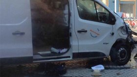 سيارة تدهس عشرات الأشخاص وسط برشلونة