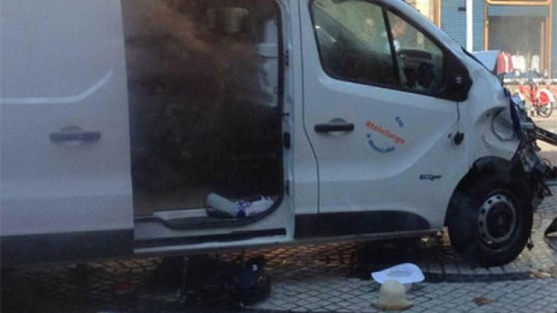 سيارة تدهس عشرات الأشخاص وسط برشلونة