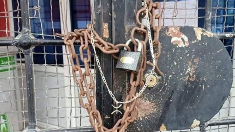 شبان يغلقون مقر بلدية فرعون في بجاية بالسلاسل