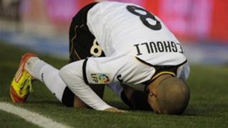 الفايسبوكيون ومواقع عالمية تنشر صور سجود اللاعبين الجزائريين في أوربا