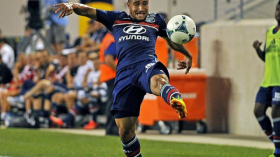 مدرب ليون‮ ‬يتمنى منح فرصة لـ”فقير‮” ‬مع فرنسا لقطع الطريق على الفاف