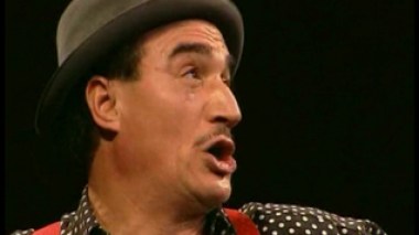 Algerians artists leader in France opens fire on Fellag