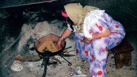 جزائريات يسارعن إلى الرقص.. وأخريات مكتويات بحمالة الحطب