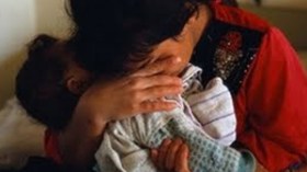 إعترافات أم عازبة وهموم وطفلة تطاردها لعنة “بنت الحرام”