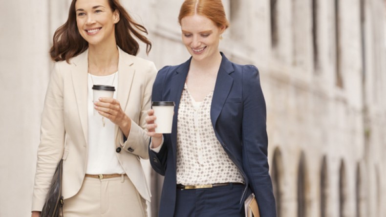 تنسيقات للمرأة العاملة لهذا الخريف