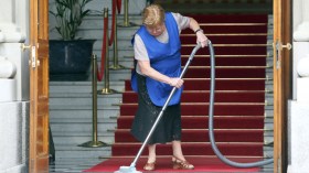 عجائز يقضين يومهن منحنيات لمسح أرضية القاعات