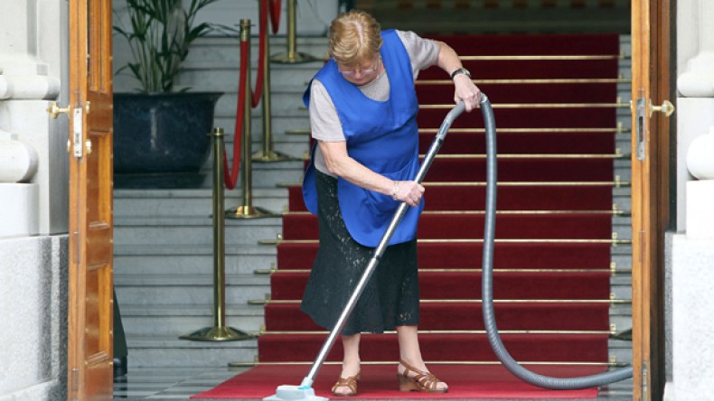 عجائز يقضين يومهن منحنيات لمسح أرضية القاعات