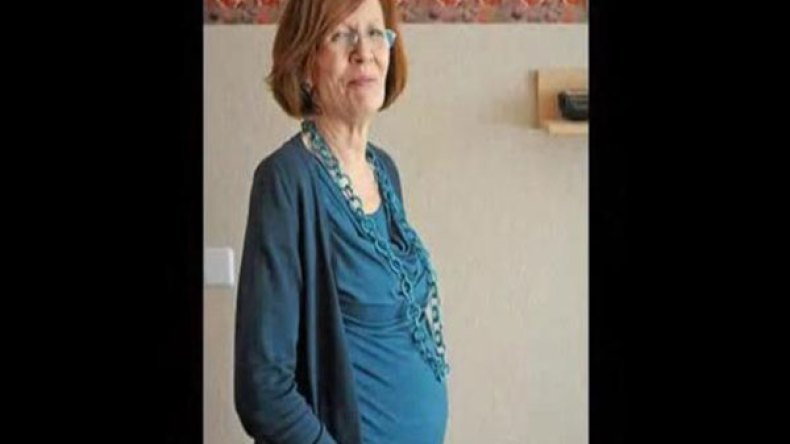 ألمانية في الستينات حامل بأربع توائم