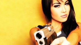 أخطر أسرار حقيبة اليد النسائية.. أحمر شفاه ومسدس