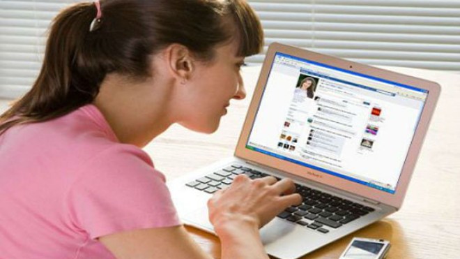 مواقع التواصل الاجتماعي تخفف الإجهاد عند النساء