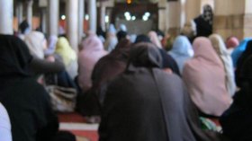 نساء يكتسحن المساجد في صلاة التهجد