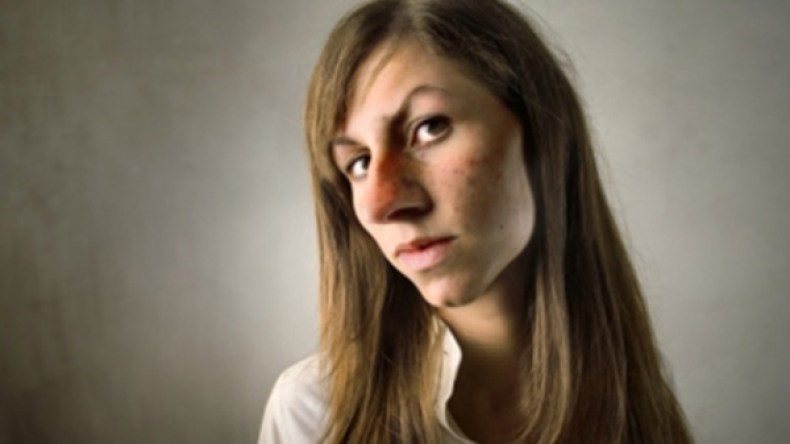 موظفات يفقدن أنوثتهن بسبب إهمال المظهر واللهث وراء المال