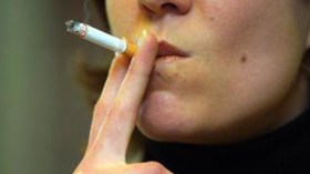 سيدات تختبئن في المراحيض وقاعات الشاي لتدخين السجائر