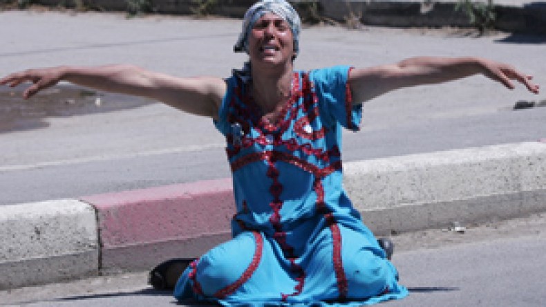 امرأة‭ ‬تقطّع‭ ‬جسدها‭ ‬بالزّجاج‭ ‬بعد‮ ‬إرغامها‭ ‬على‭ ‬إخلاء‭ ‬شالييها‭ ‬