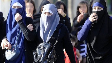 France: un commerçant interdit l’accès à sa supérette aux “femmes voilées”