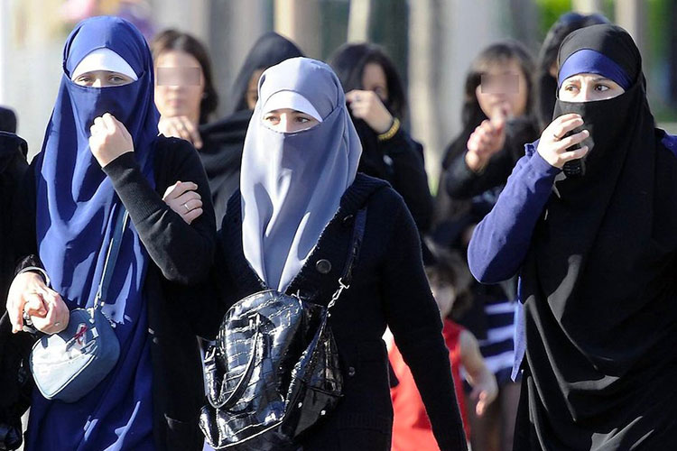 France: un commerçant interdit l’accès à sa supérette aux “femmes voilées”