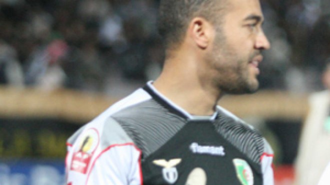 الطاقم الفني للخضر يعاين فراجي تحسبا لدعوته أمام صربيا