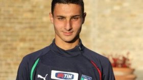 مدافع من الميلان بإمكانه اللعب للجزائر وفرنسا وإيطاليا