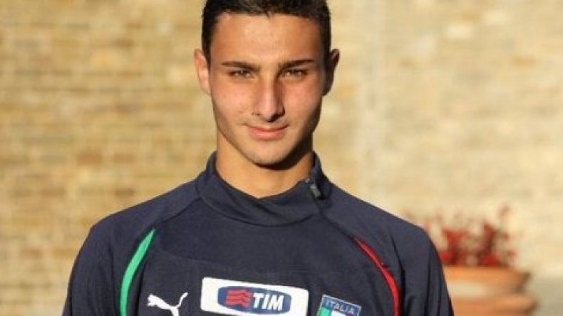 مدافع من الميلان بإمكانه اللعب للجزائر وفرنسا وإيطاليا