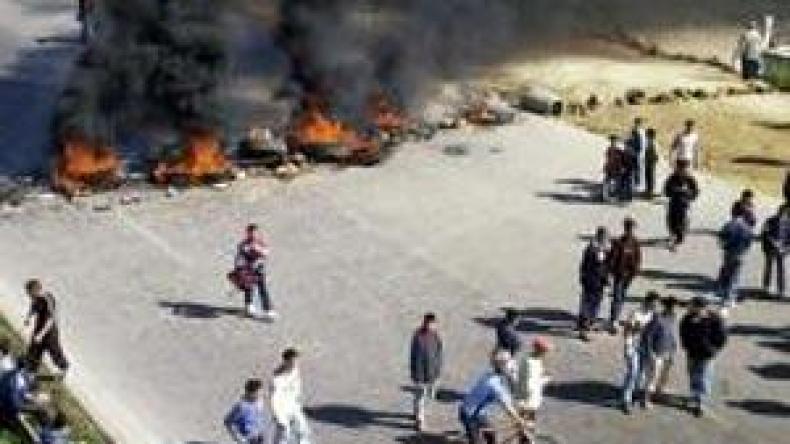 متهم تدينه المحكمة فيقوم أهله بغلق ‬طرقات‭ ‬المدينة