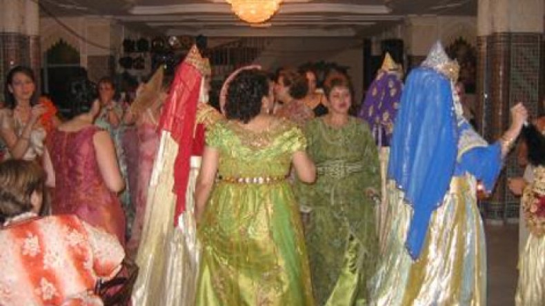 العازبات يتّبعن طقوساً غريبة في الأعراس للظفر بأزواج