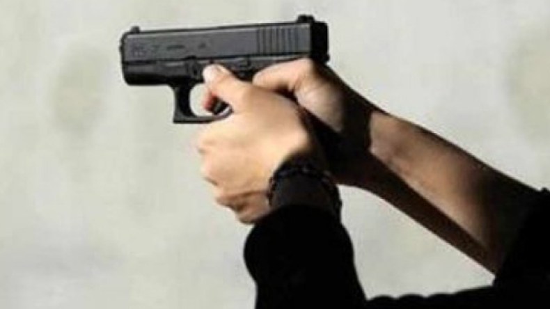 شاب يطلق النار على رأسه وهو يعبث بالمسدس