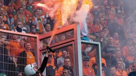 شرطي يشعل النار في مشجع!