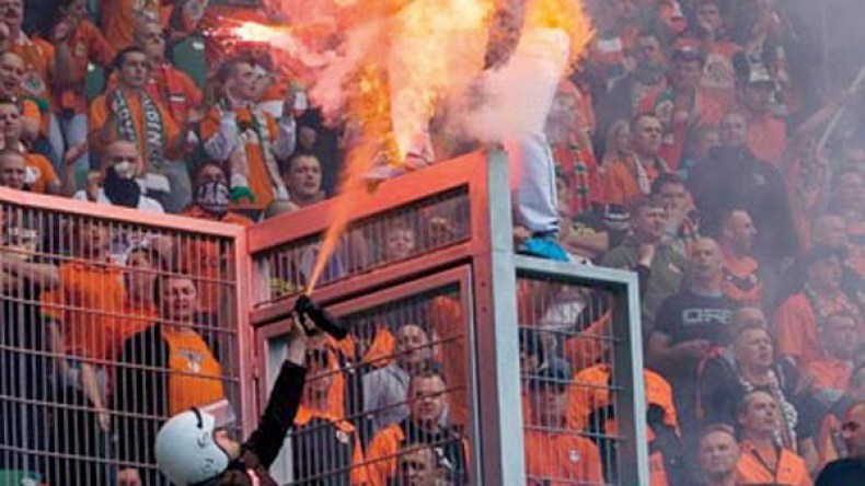 شرطي يشعل النار في مشجع!