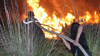 Jijel:  les flammes cernent des villages et des mechtas