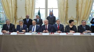 Algérie-France: onze accords de coopération signés à Paris