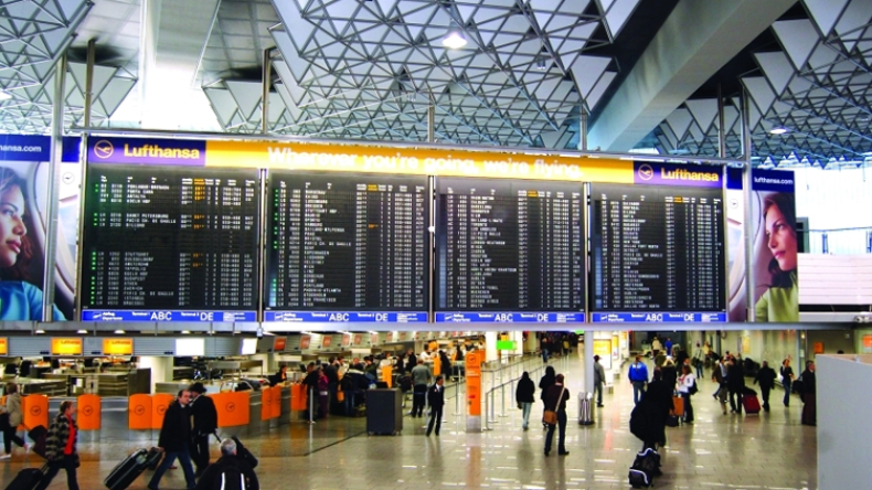 13 عائلة جزائرية تعلق بمطار فرانكفورت