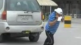 بالفيديو… مصري يجر سيارة بأسنانه