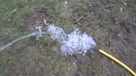 “فيديو” تجمد الماء أثناء خروجه يجلب مليون مشاهدة على “اليوتوب”